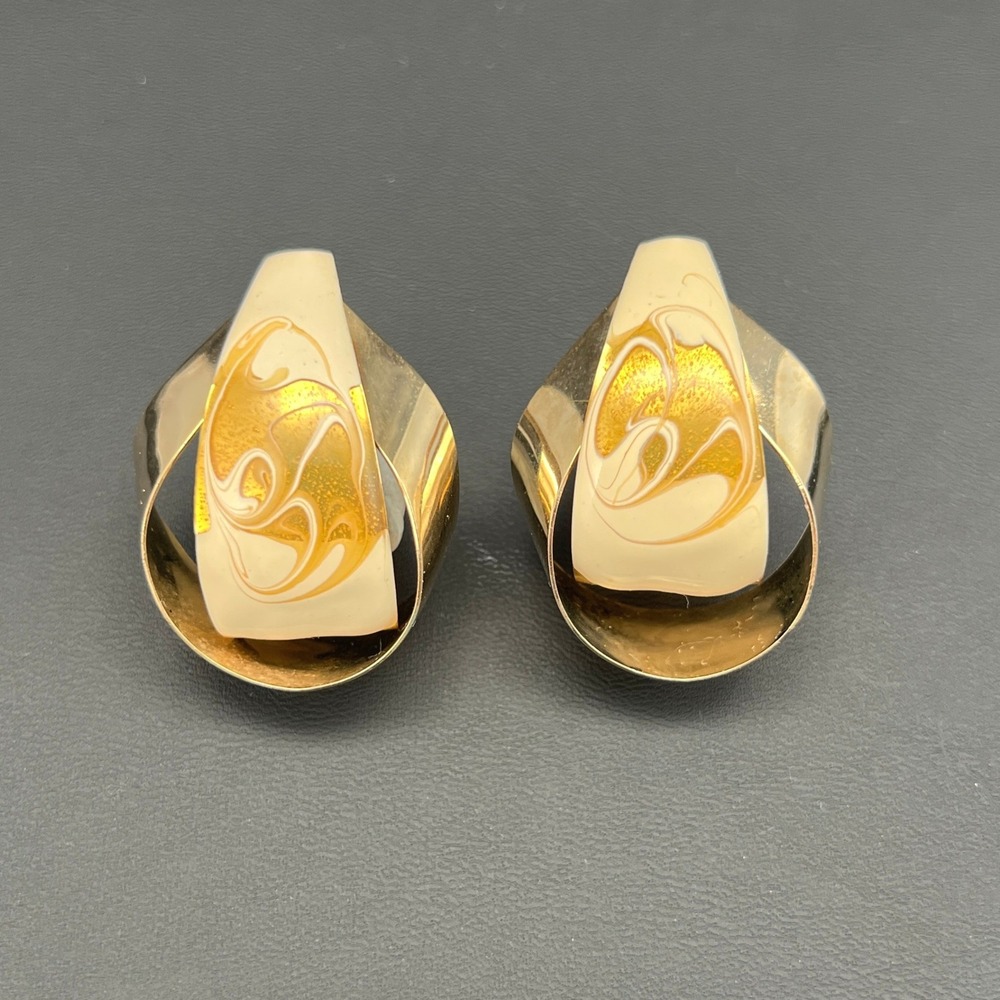 Vintage Enamel‎ Earrings Gold Tone Cream Marbled Sculptural Ribbon